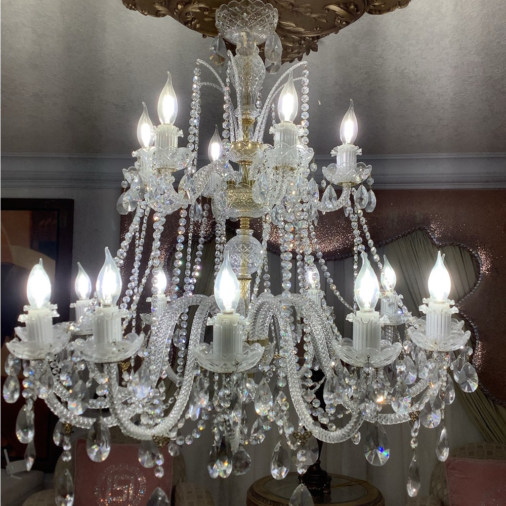 🚫🚫 SOLD 🚫🚫Gorgeous Crystal Chandelier